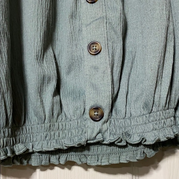 Green Off the Shoulder Button Crop Top - Picture 2 of 5